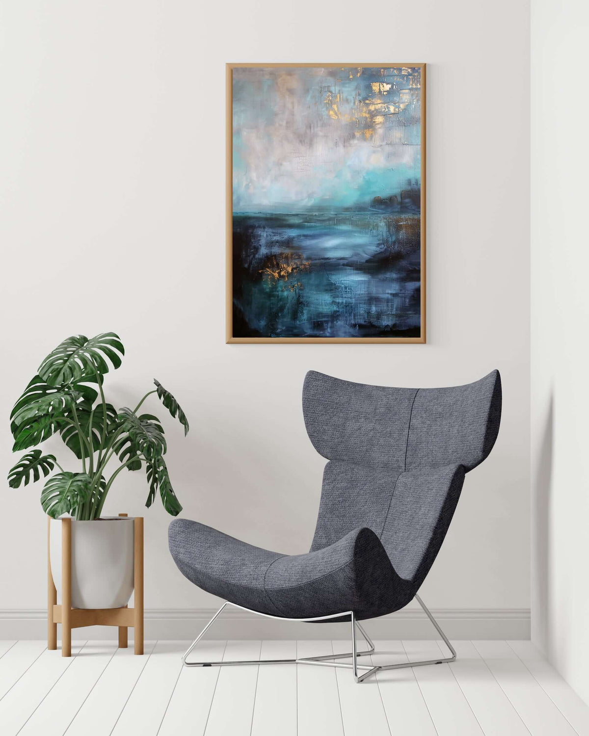 Interiørbilde med kunstverket Turkis refleksjon over en moderne stol og grønne planter. – moderne veggkunst | KBentz.no