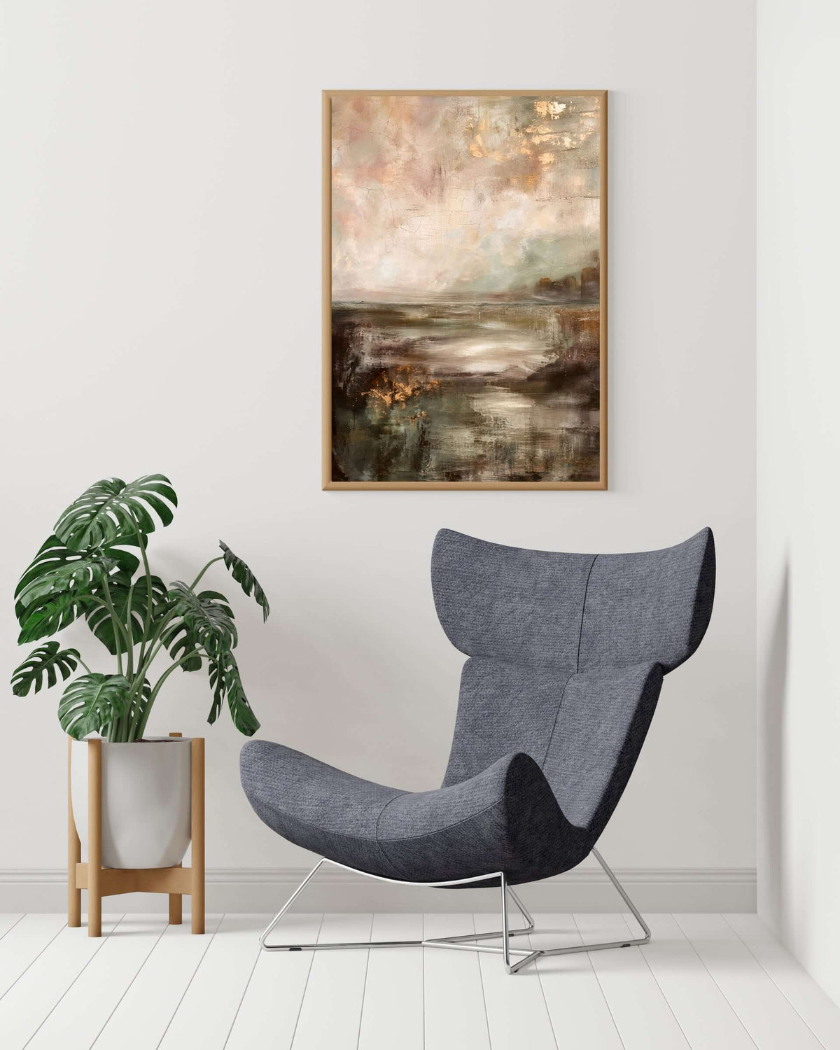 Morgendis veggbilde i beige, blå og grønne toner, hengende over moderne stol med plante, skaper en elegant atmosfære.