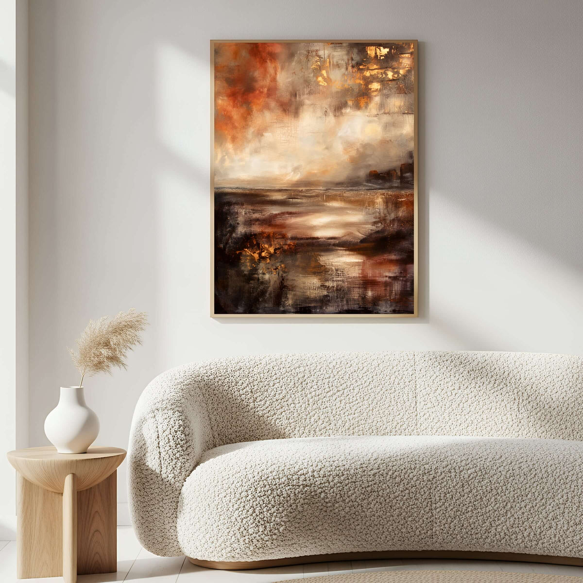 Glødende horisont veggbilde med varme kobbertoner og gyllent lys, plassert over en moderne sofa.