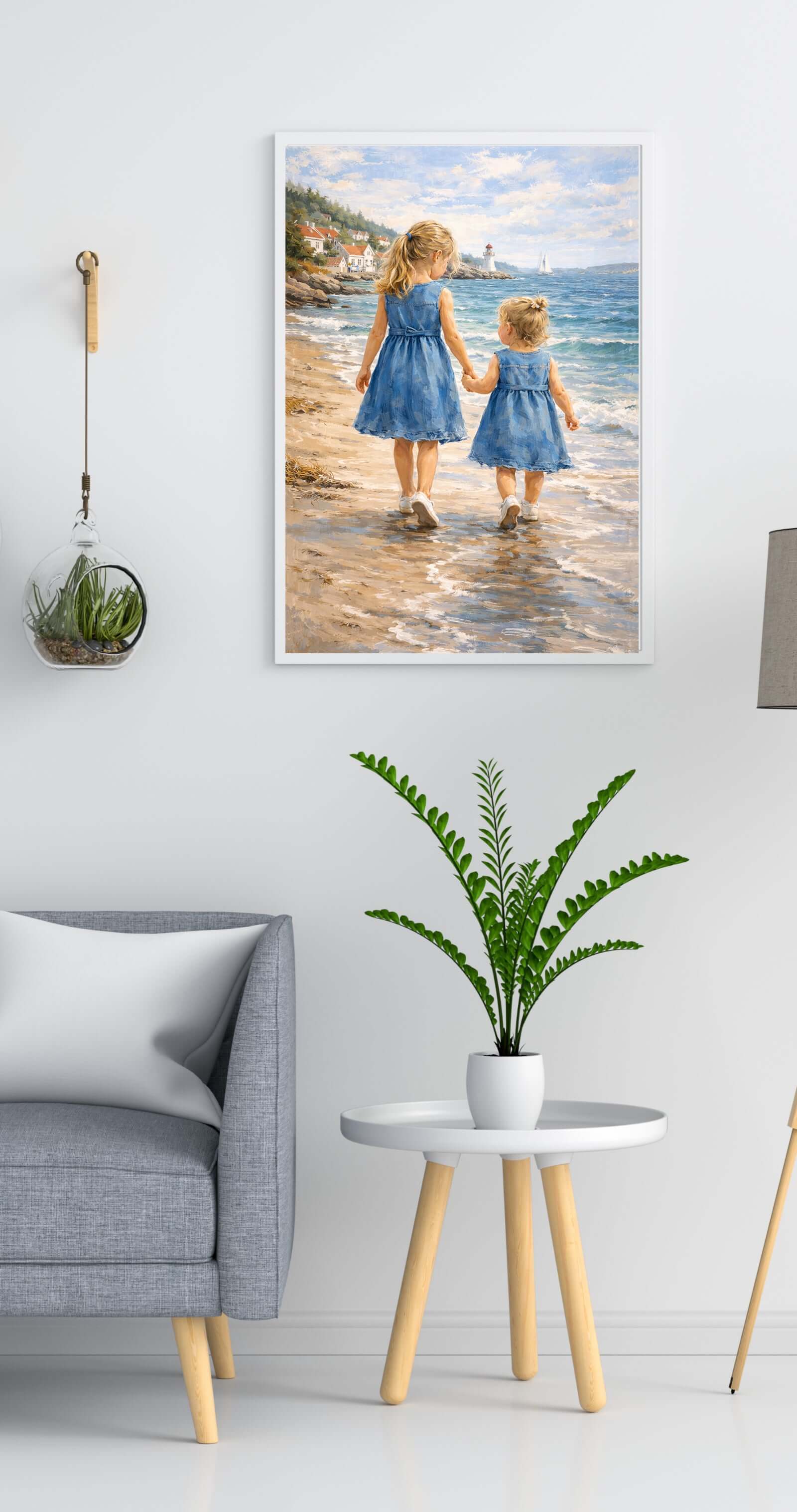 Sørlandsidyll – to jenter hånd i hånd langs stranden i et lyst og harmonisk motiv inspirert av norskekysten.