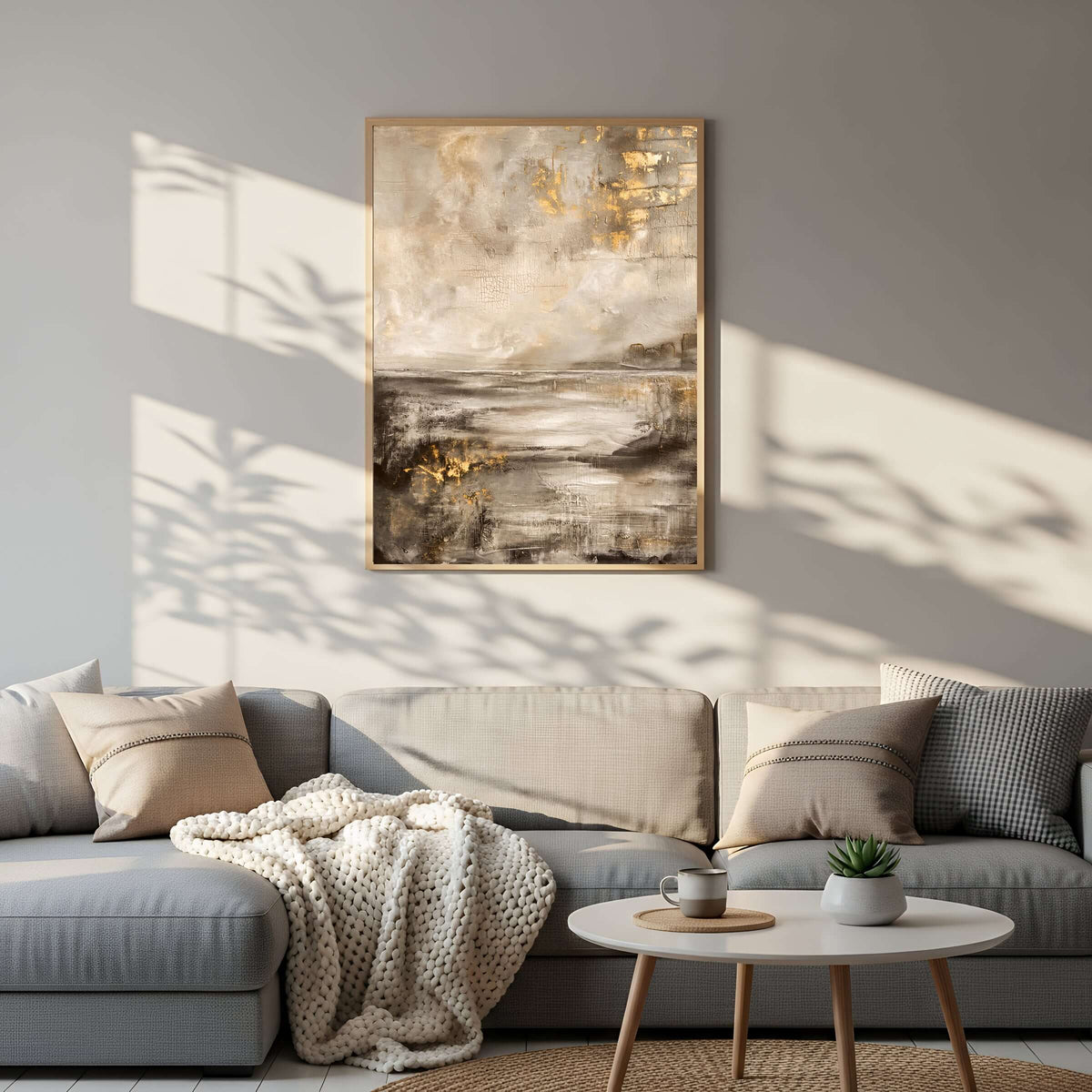 Gylden stillhet veggbilde i beige, sandtoner og gull nyanser på veggen over en moderne sofa. – moderne veggkunst | KBentz.no