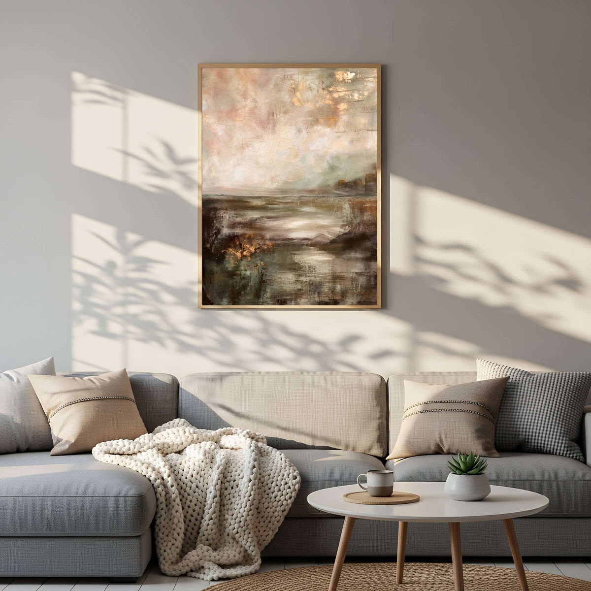 Morgendis veggbilde med lyse beige og blå nyanser henger over en moderne sofa i stue.