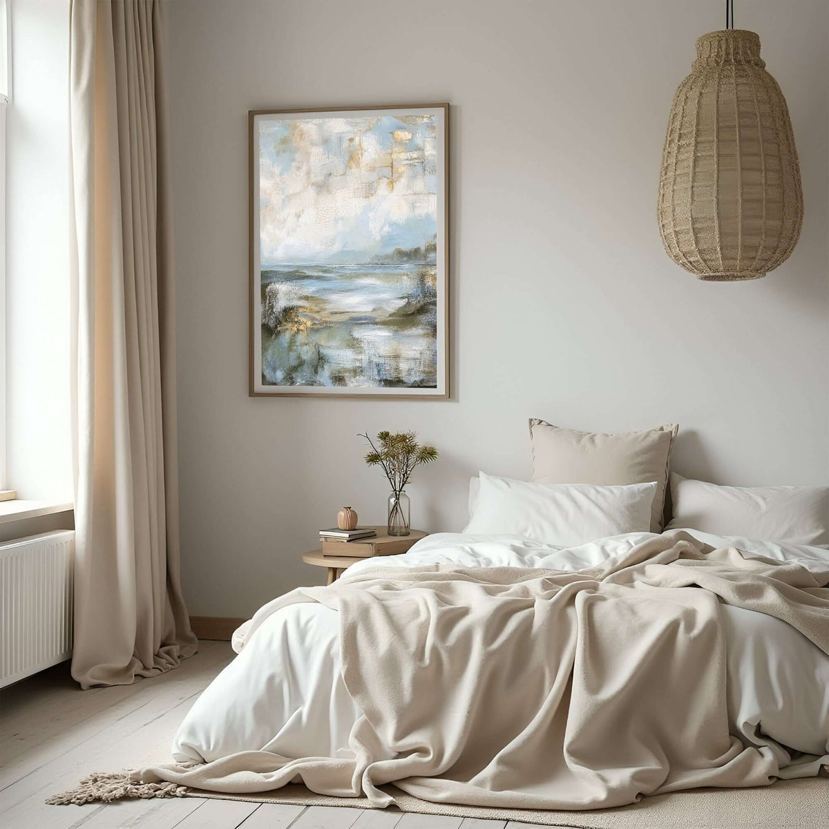 Himmelens speil, abstrakt veggbilde i lyse blåtoner og beige i moderne soveromsmiljø.