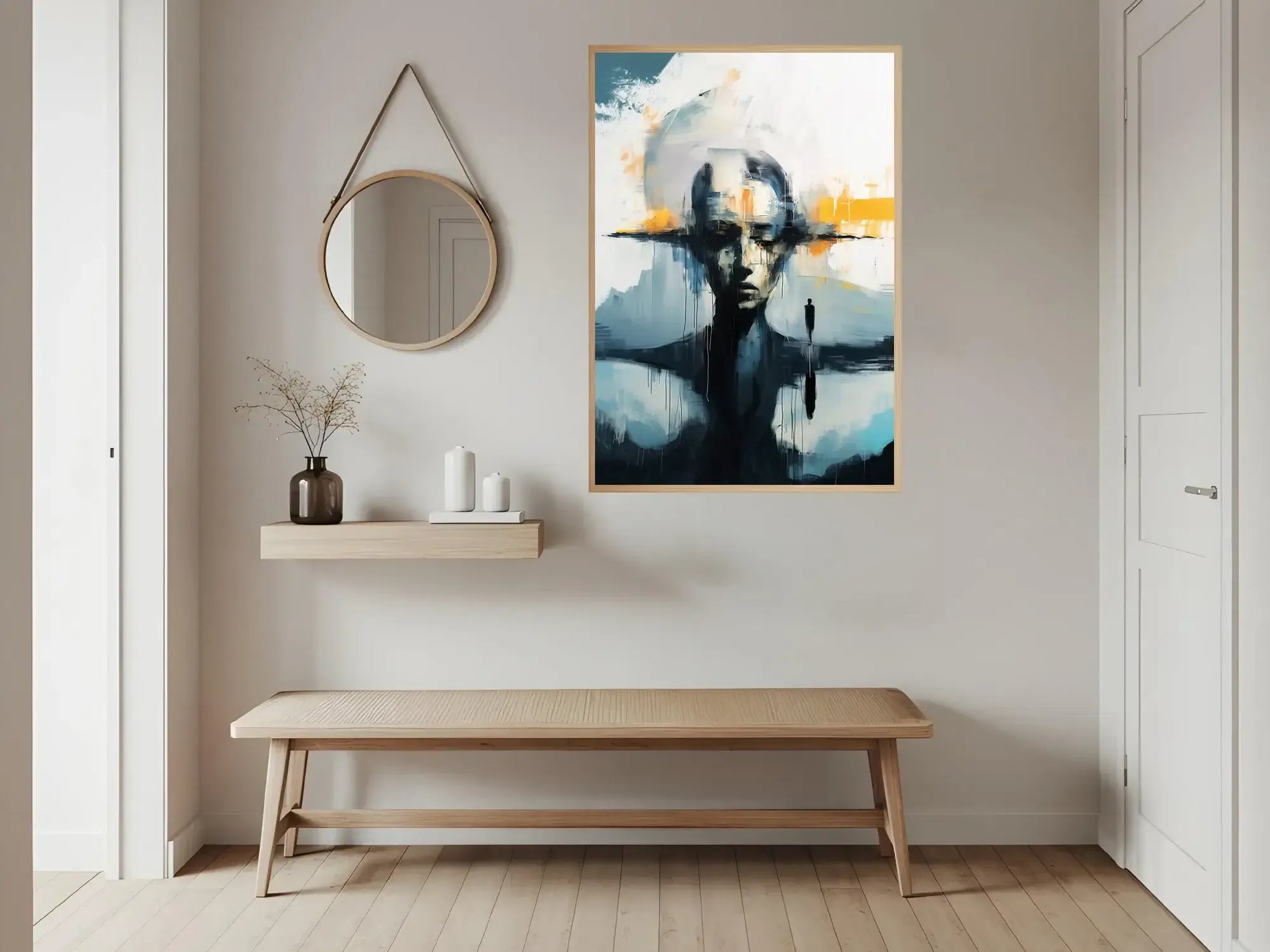 Fragmentert sinn kunstverk i moderne rom med beige benk og speil.