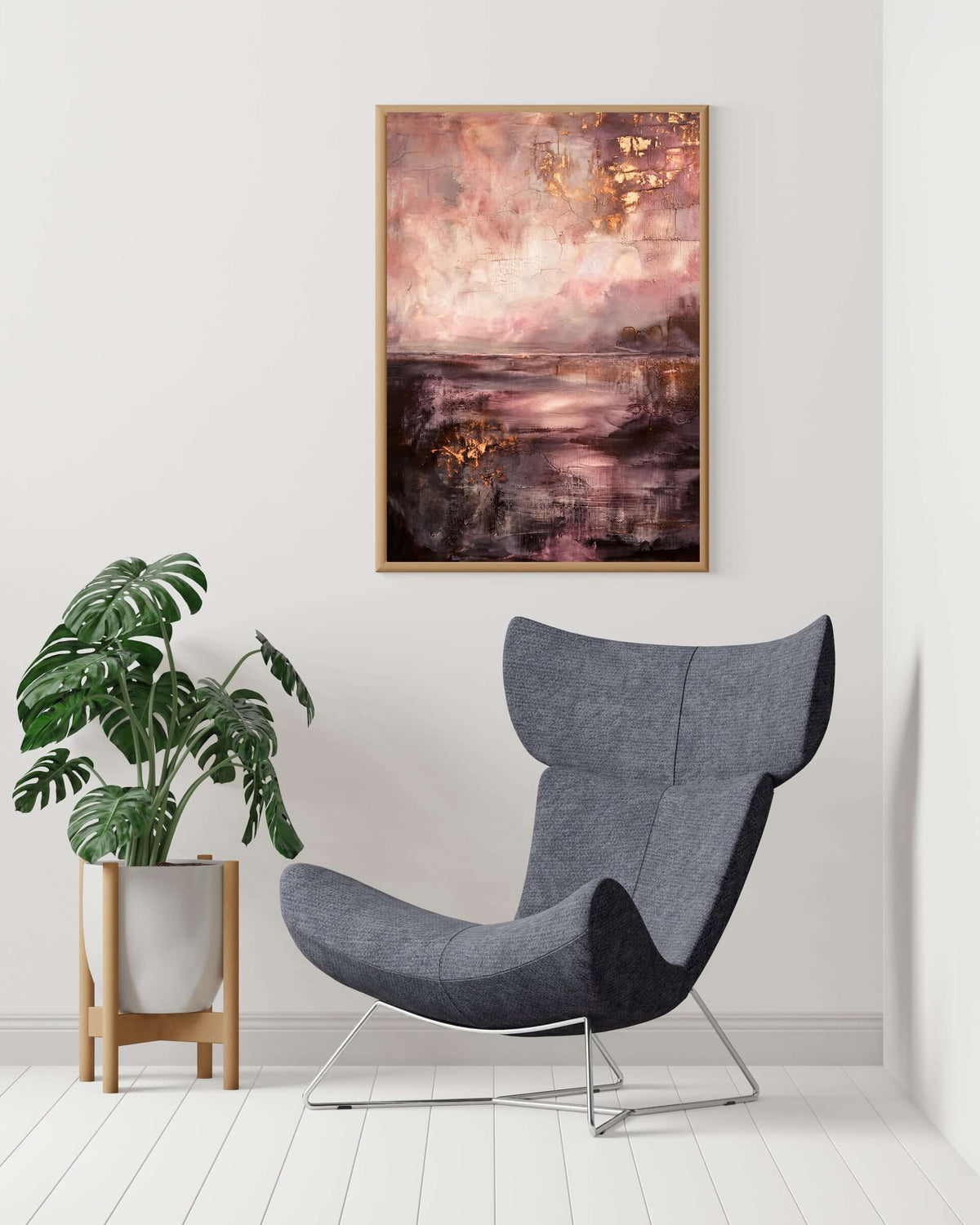 Rosegull abstrakt veggbilde med rosatoner, kobber og gull i stue med moderne møbler og plante. – moderne veggkunst | KBentz.no