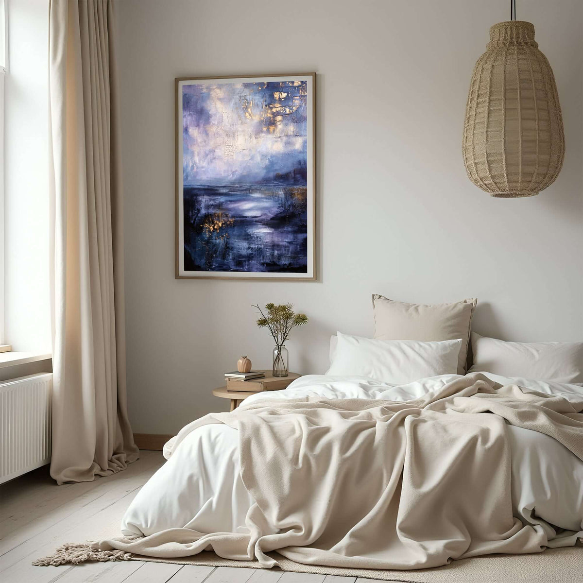 Blå skumring veggbilde i moderne soverom med nøytrale farger og elegant innredning.